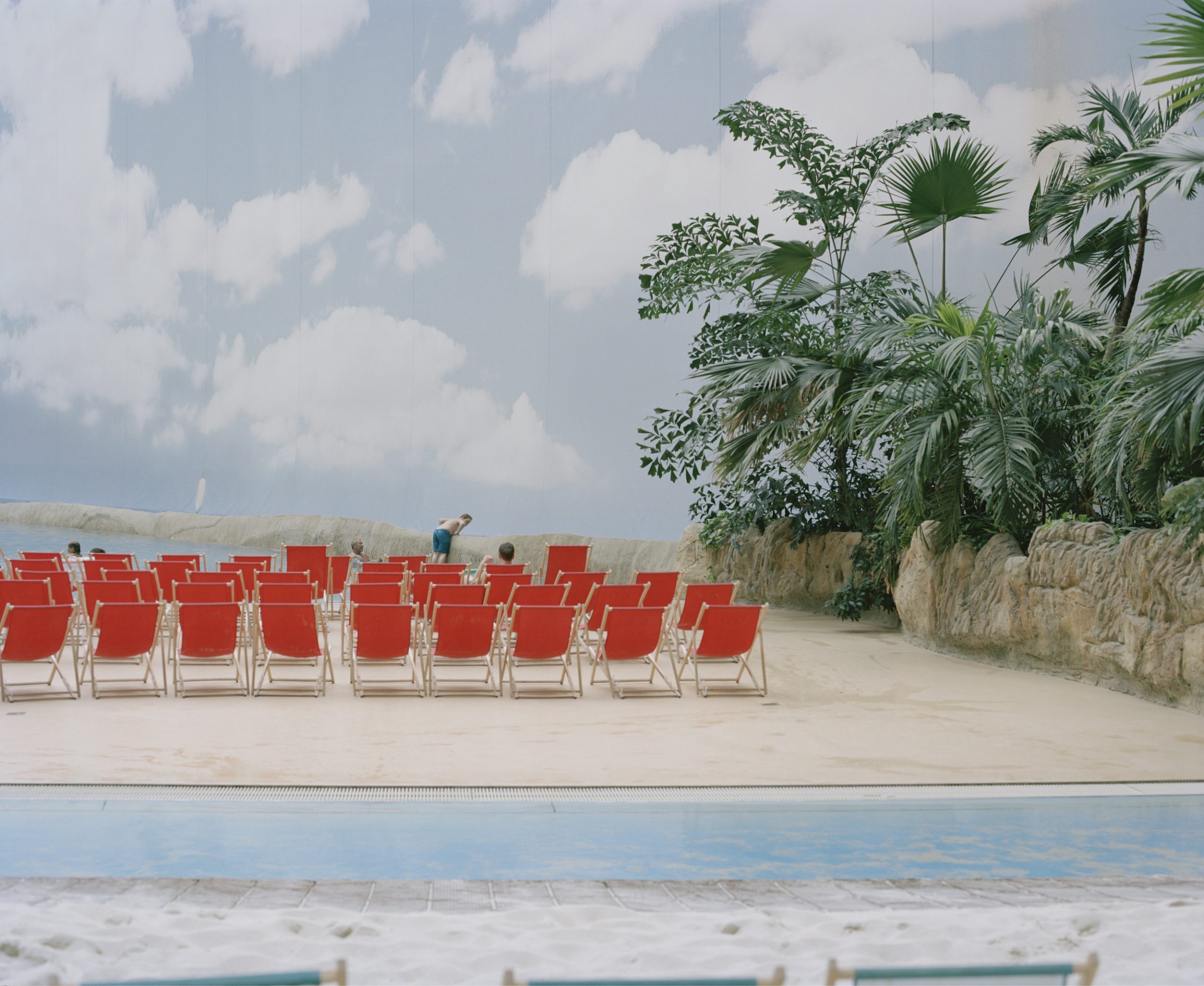 transats sur une plage artificielle